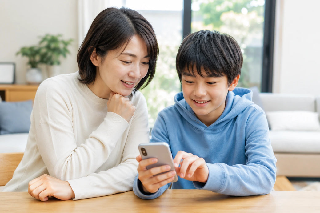 子どもや家族がスマートフォンを使っている様子