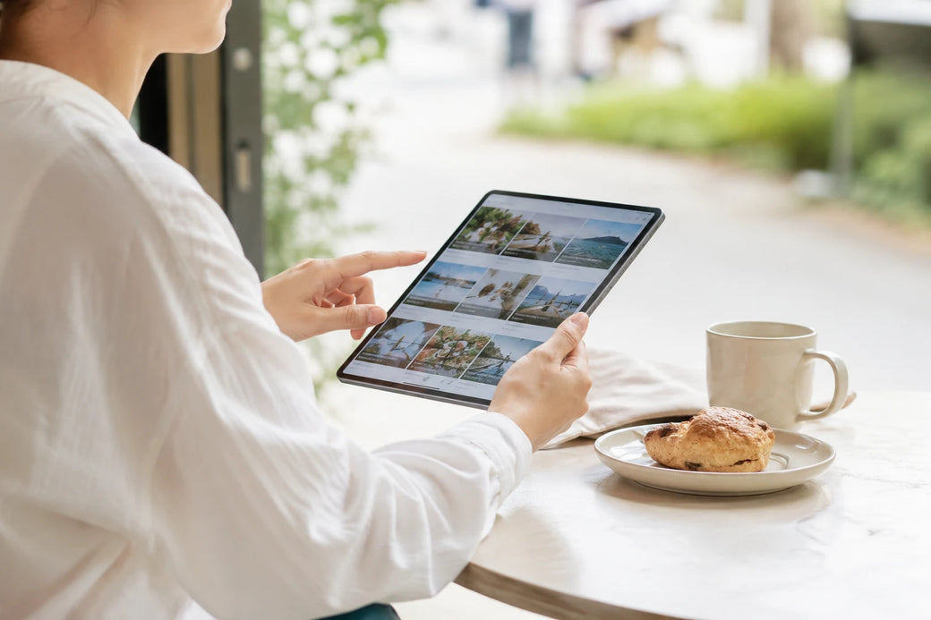 タブレットや予備のスマートフォンを外出先で使っている様子