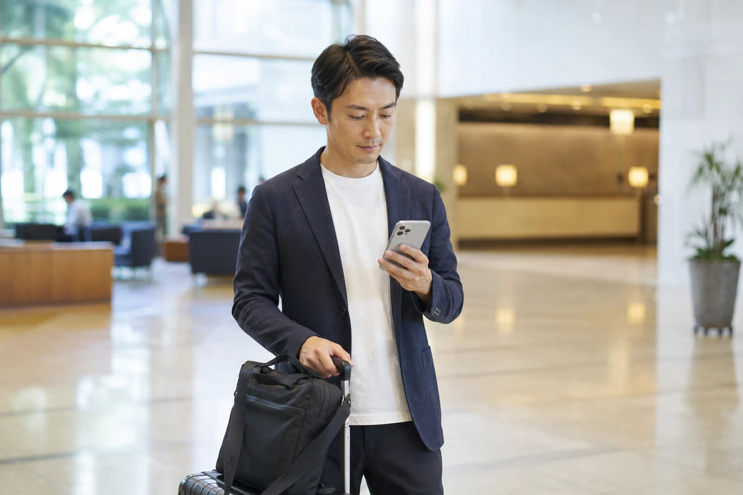 旅行や出張先でスマートフォンを使っている様子